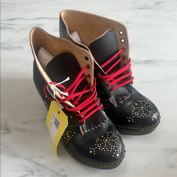Burberry Black Lace-Up Boots with Red Accents - Picture 14 of 15